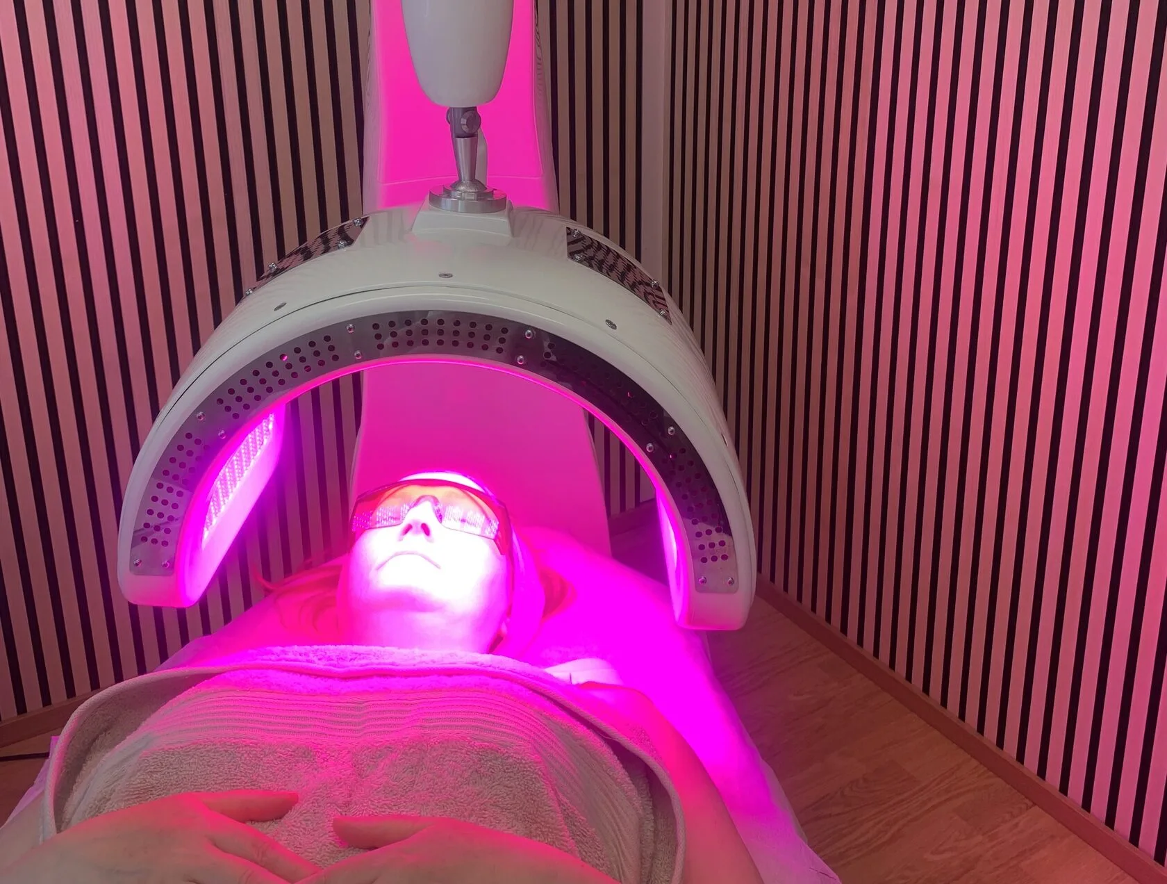 Your first Dermalux session: how LED light therapy goes, step by step