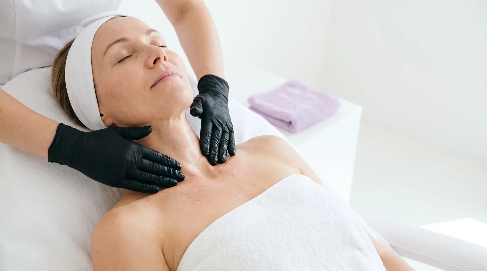 Neck and décolleté skincare: why skin thins faster on these areas and what actually helps